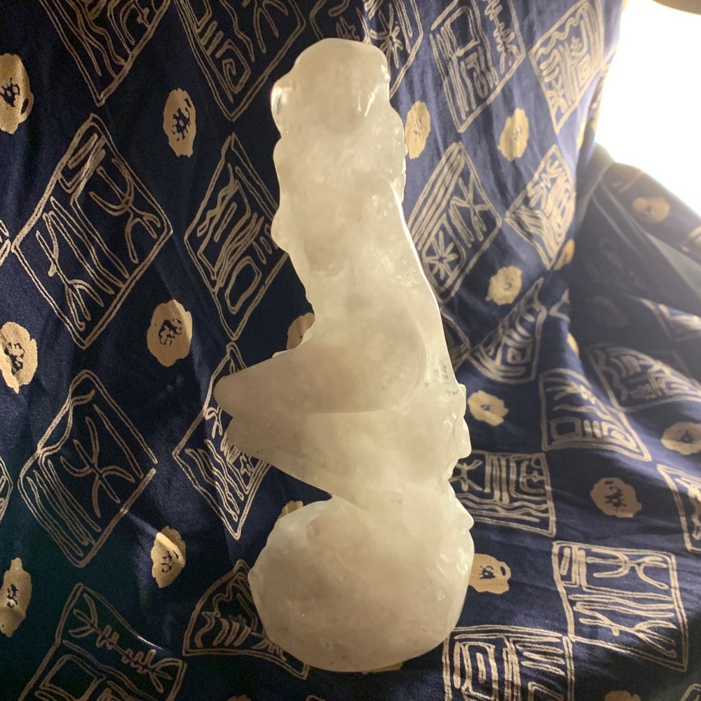 CLEAR QUARTZ CARVED SITTING GLAMOROUS GODDESS FIGURINE 8.7 oz / 5.5” / 13.5 cm